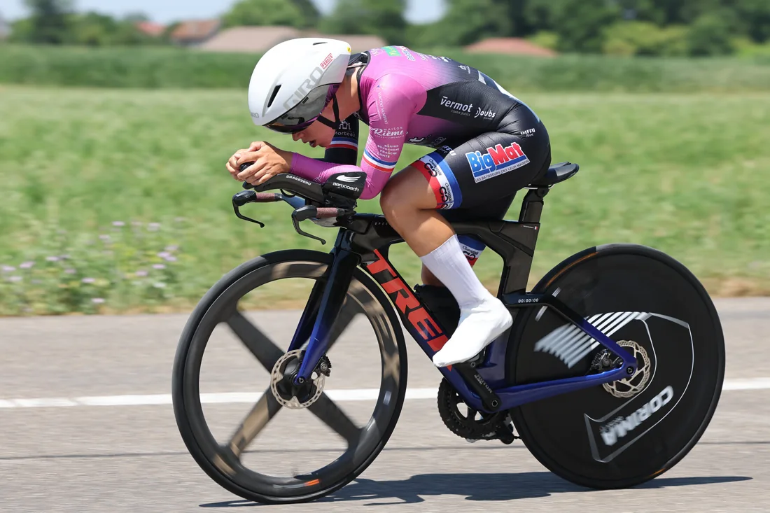Une cycliste en effort individuel contre la montre