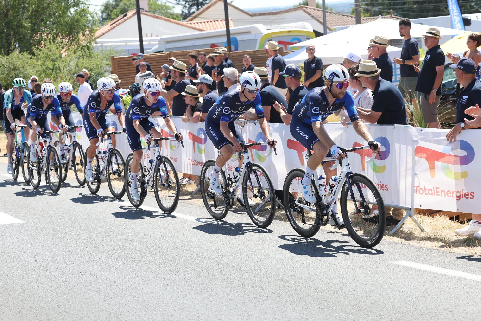 Coureurs en pleine course aux Championnats de France de cyclisme