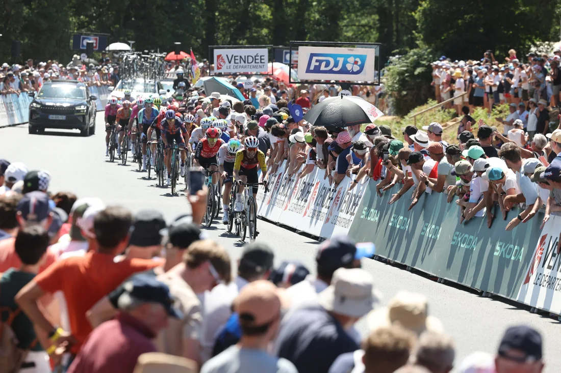 Le peloton et le public réunis par la passion du cyclisme